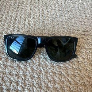 Ray-Ban: Original Wayfarer Sunglasses (Men’s)- Black in good condition!